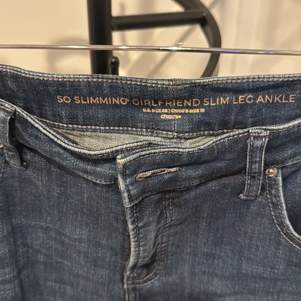 Chico's  Women's Girlfriend Blue Floral Embroidered Ankle Cropped Jeans Size 8R - Picture 12 of 15